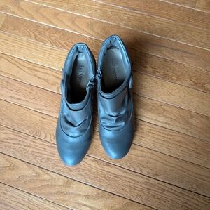 Dark gray women leather booties for fall and winter size 7.5